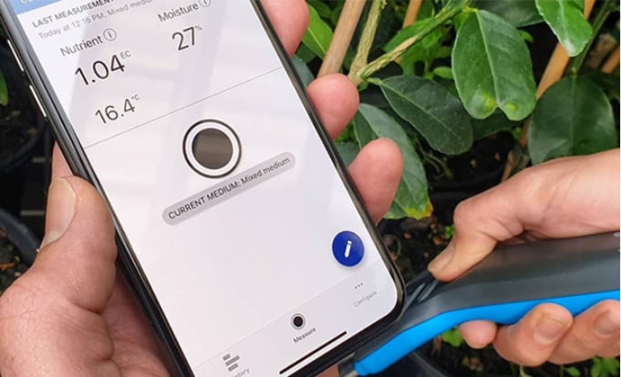blue lab pulse in use with smartphone using app